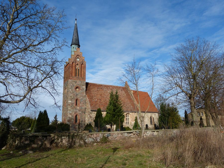 Chiesa di Völschow con vista esterna meridionale e muro del cimitero