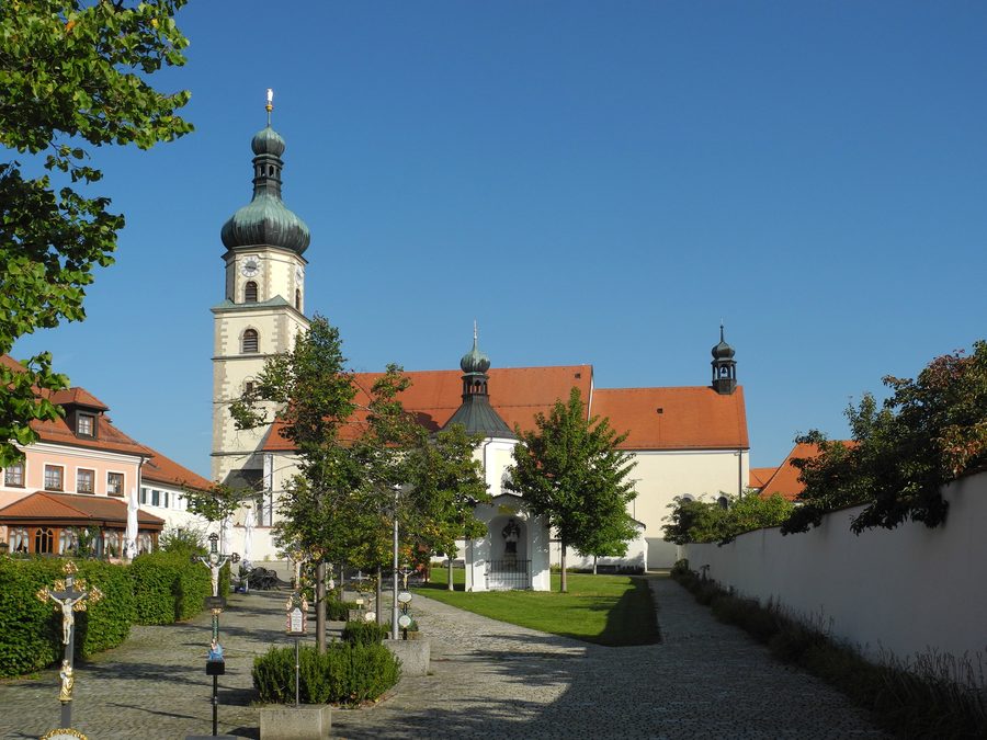 Katholische Wallfahrts- und Pfarrkirche Mariä Geburt in Neukirchen beim Heiligen Blut in der Oberpfalz