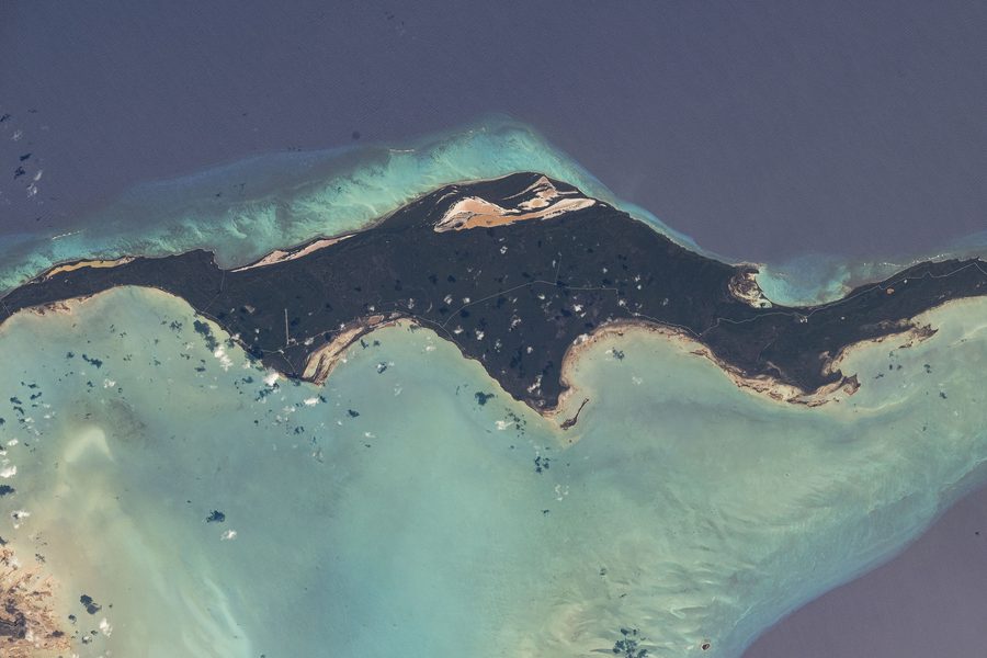Luftaufnahme von Acklins Island auf den Bahamas mit Küstenlinie und Buchten
