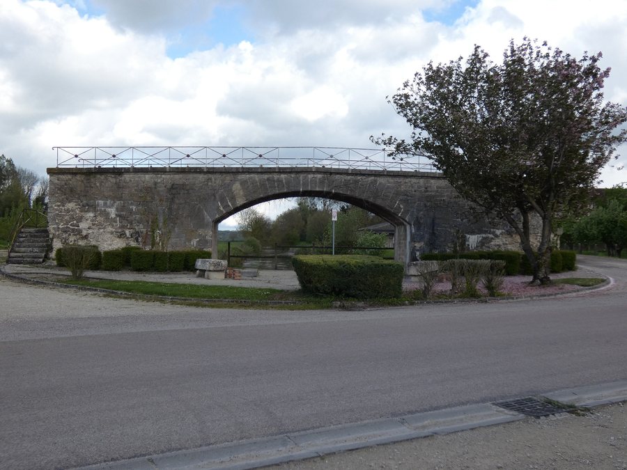 File:Pont sur l'ancien canal à Virey-sous-Bar 01.jpg