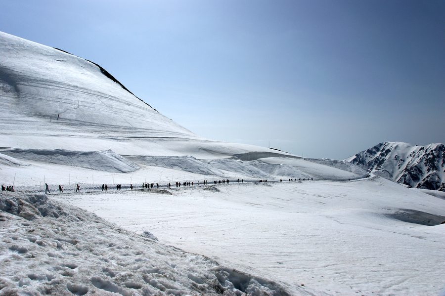 Panorama der Tateyama-Kurobe-Alpenstraße in der Berglandschaft von Toyama