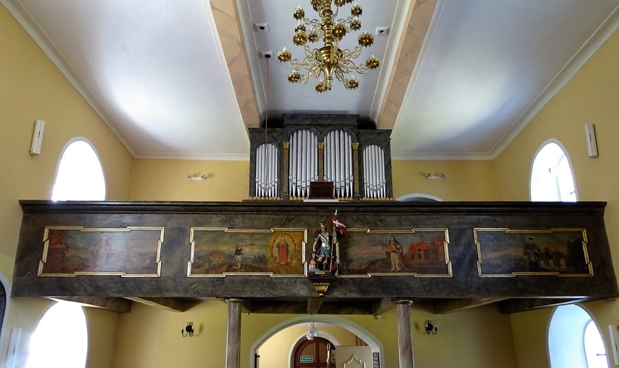 Innenraum der Kirche Matki Boskiej Szkaplerznej in Zebrzydów mit Orgelprospekt