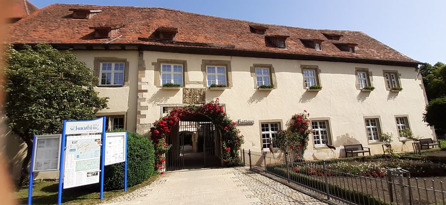 Blick auf den östlichen Teil des Südbaus von Schloss Schrozberg