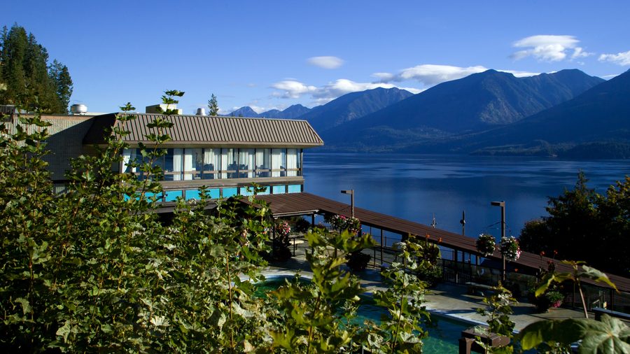 Blick von einem Balkon auf das warme Becken der Ainsworth Hot Springs und den angrenzenden See