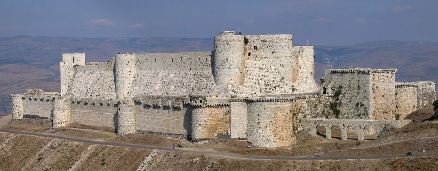 Weitblick auf die Burganlage Krak des Chevaliers in Syrien.