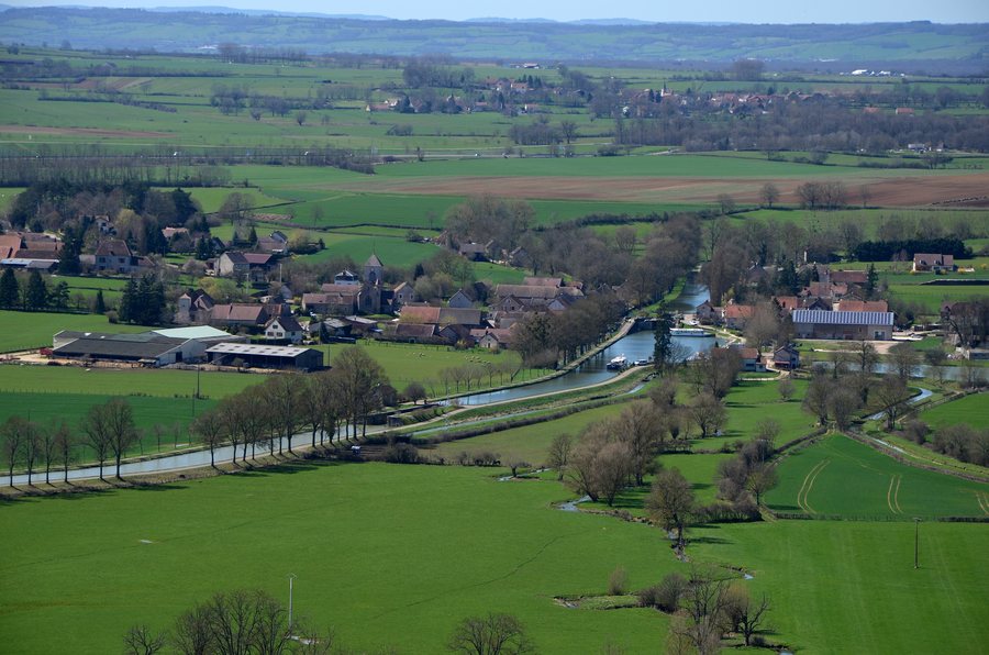 File:Le canal de Bourgogne a Vandenesse en Auxois DSC 0336.JPG