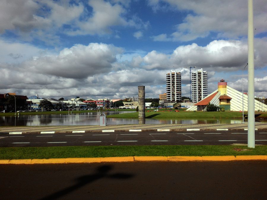 See und begrünte Bereiche des Parque Ecológico de Toledo in Paraná