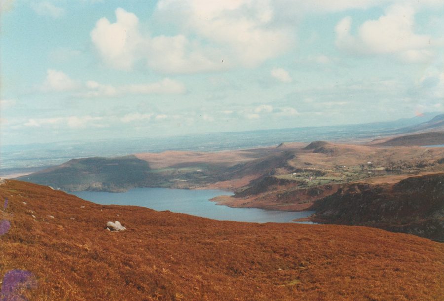 Seefin Mountain vicino a Glenbeigh nella contea di Kerry, con il Caragh Lake in lontananza