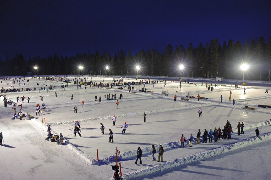 Spieler bei der World Pond Hockey Championship in Plaster Rock auf einem zugefrorenen Teich