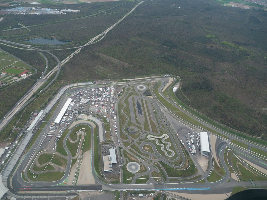 Veduta aerea dell’Hockenheimring con il tracciato ovale e le tribune.