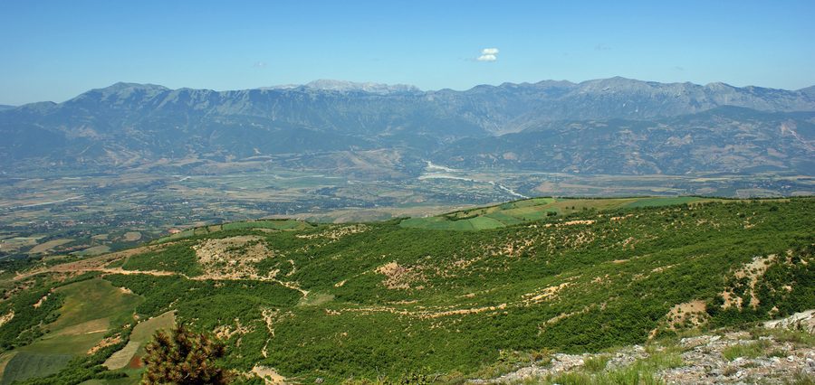 Panoramablick über das Drintal in Dibër mit dem Berg Deja und den Lura-Bergen im Hintergrund