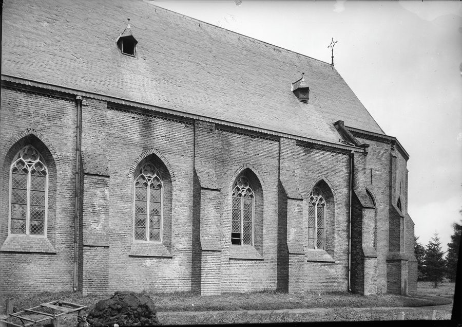 Nederlands Hervormde Kerk en toren in Sleen, gezien vanuit het zuidwesten