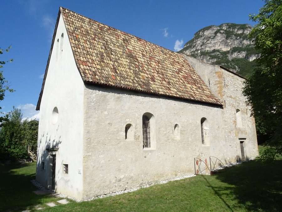 Außenansicht der Kirche St. Florian in Laag bei Neumarkt in Südtirol