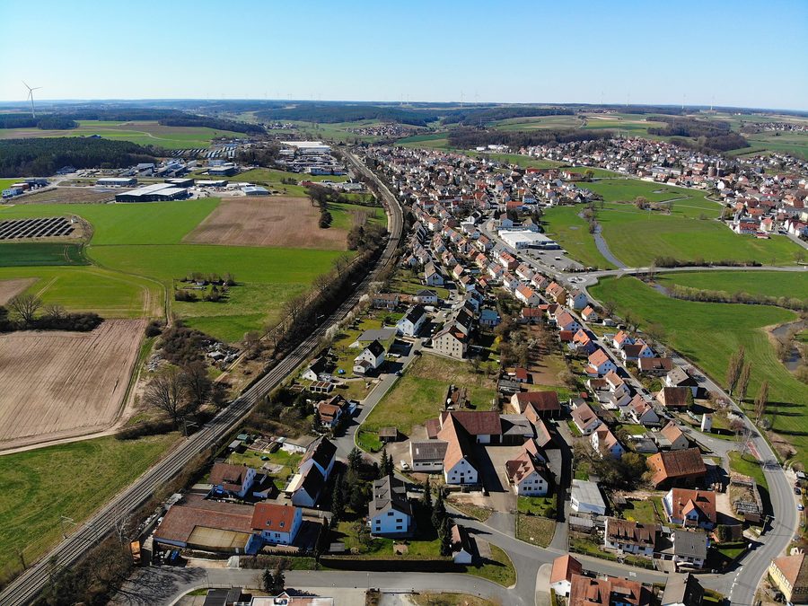 Luftaufnahme von Siegelsdorf in der Gemeinde Veitsbronn mit Siedlung und Landschaft