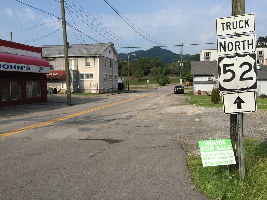 Vista verso nord lungo la U.S. Route 52 Truck a Williamson, contea di Mingo, West Virginia