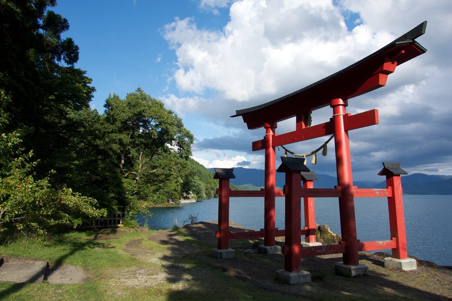 Torii des Gozanoishi-Schreins am Tazawa-See in Akita, Japan