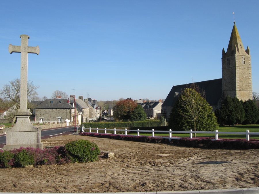 File:Le Mesnil-Garnier - Vue sur l'église.JPG