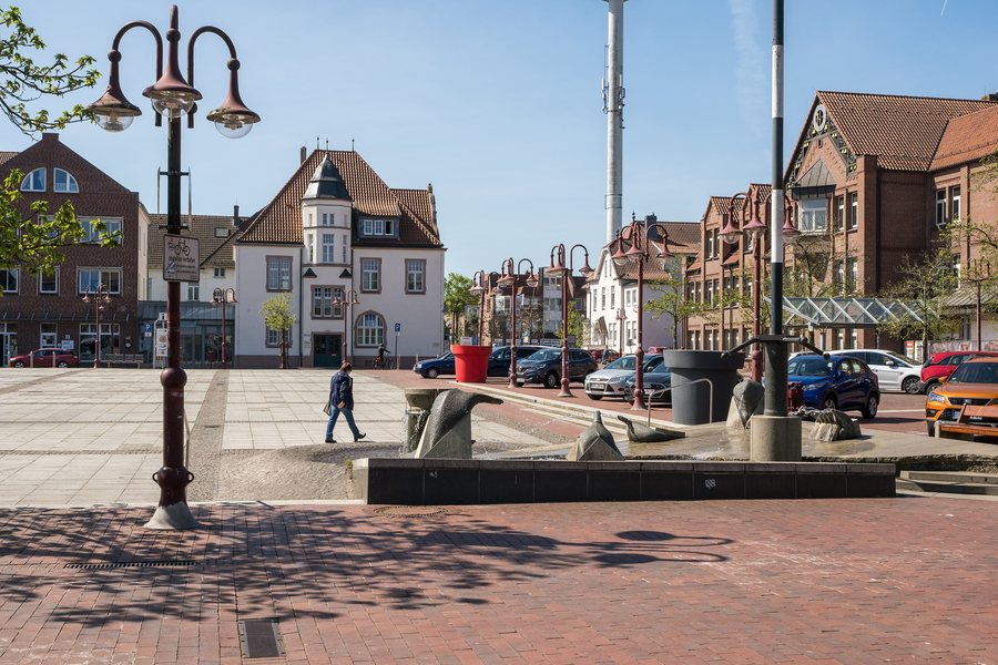 File:Marktplatz mit altem Rathaus in Nordenham (2025).jpg