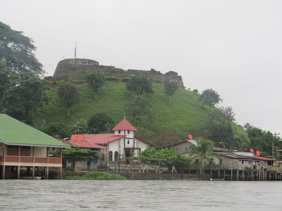 Blick vom Río San Juan auf die Festung El Castillo de la Inmaculada Concepción in El Castillo, Nicaragua