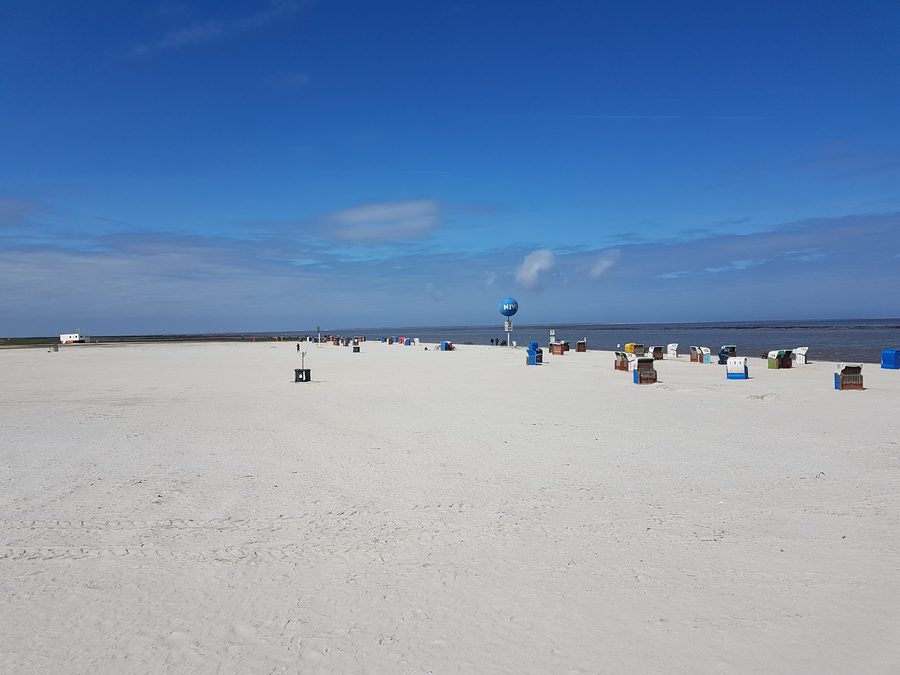 Angelegter Strandabschnitt bei Dornumersiel aus Richtung der Hafenausfahrt