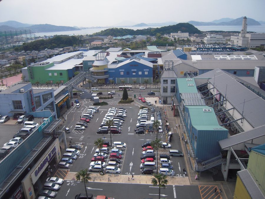 Blick auf Marinoa City Fukuoka mit Riesenrad und städtischer Umgebung