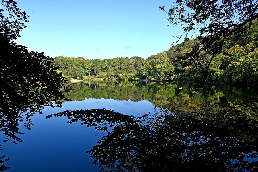 Ulmener Maar in der Vulkaneifel, Blick vom Südufer