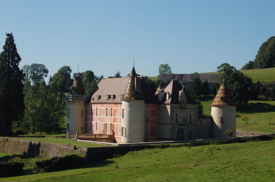 File:Château de Ménessaire.jpg