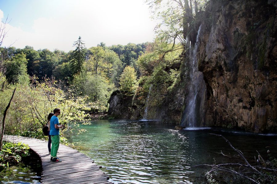 Wasserfall zwischen üppig grünen Felsen im Nationalpark Plitvicer Seen in Kroatien.