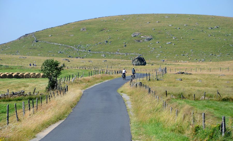 Hügellandschaft auf dem Aubrac-Plateau bei Rieutort in Frankreich