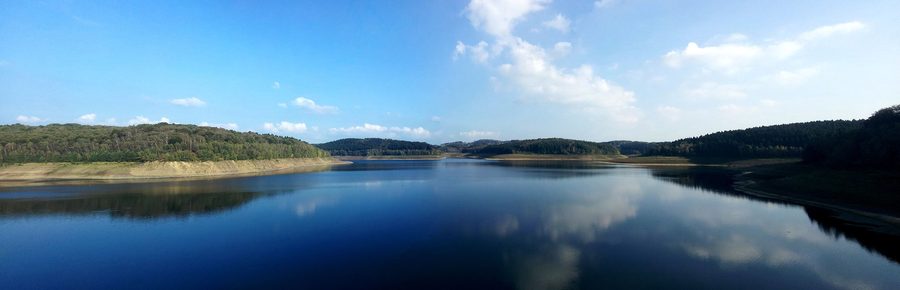 Panorama der Großen Dhünntalsperre mit bewaldeten Hängen