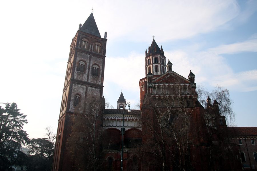 Vista esterna della Basilica di Sant’Andrea a Vercelli.