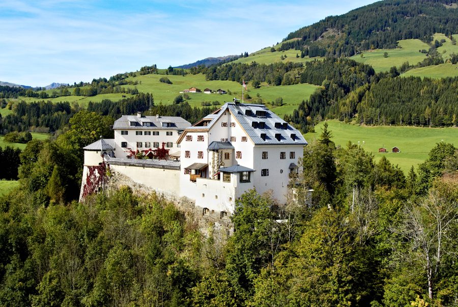 Luftaufnahme von Schloss Mittersill