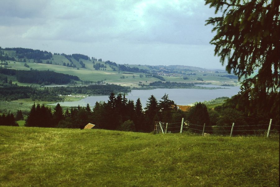 Vista sul Grüntensee, un lago in Baviera, Germania