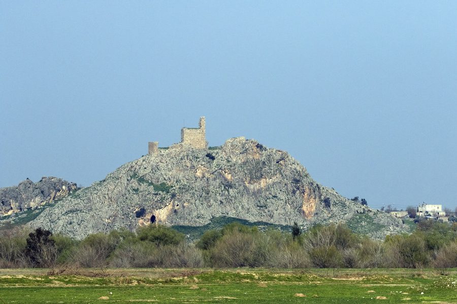 Vista occidentale del castello di Amouda nel villaggio di Gökçedam presso Osmaniye