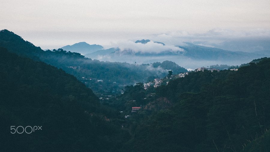 Vista su La Trinidad con case e pendii verdi nel Sud-est asiatico.