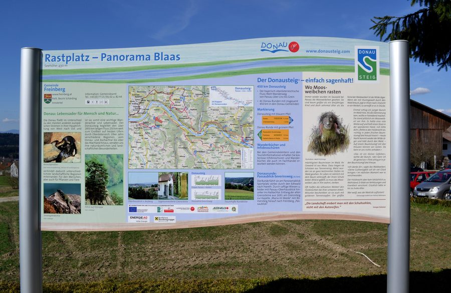 Panorama sul Donausteig con pannello informativo a Freinberg, Alta Austria