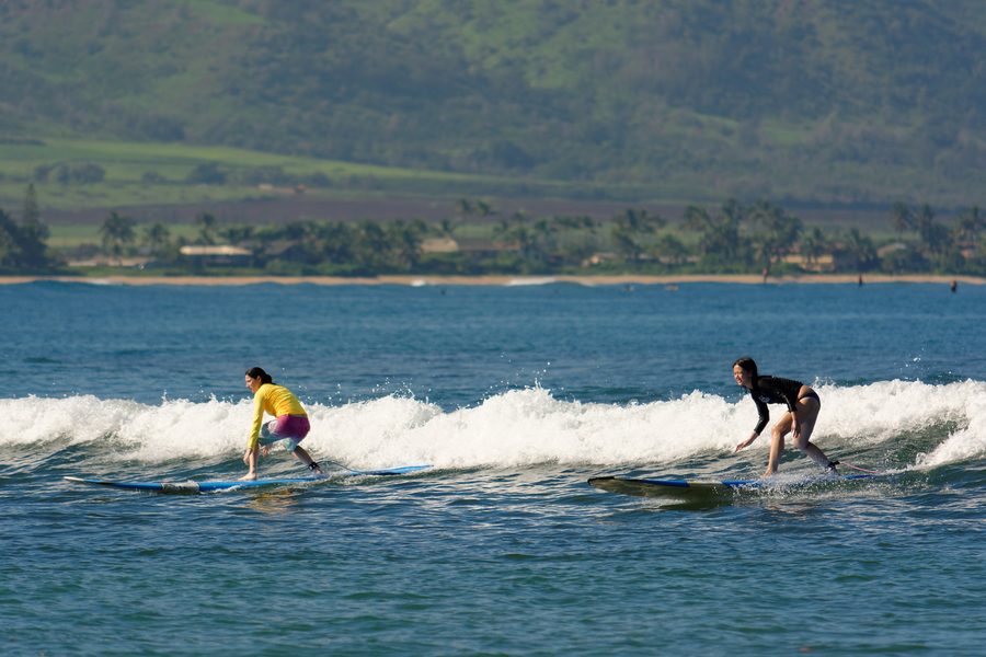 Surfer bei Waialua Bay in Haleiwa an Oahus North Shore