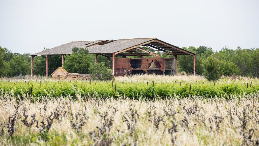 File:Abandoned barn in Vias 01.jpg