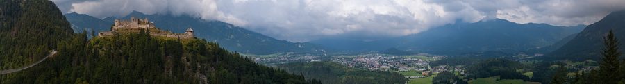 Ponte sospeso Highline179 sopra Ehrenberg vicino a Reutte.