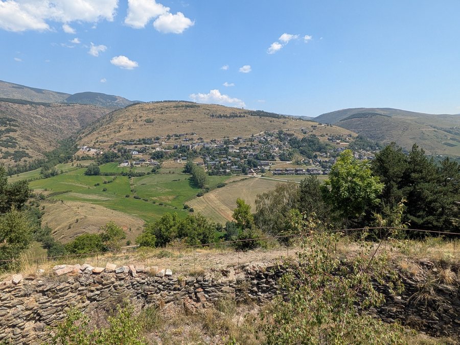 File:Estavar village, Cerdagne.jpg