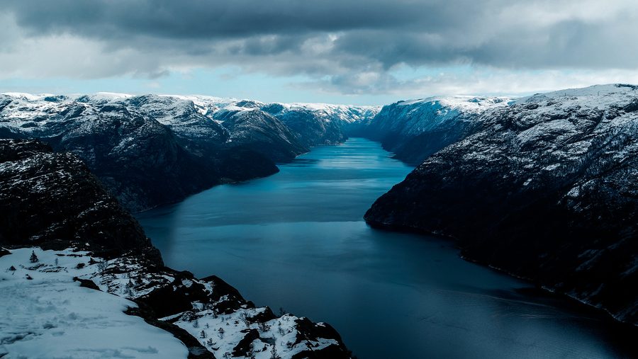 Fjord norvegese Lysefjord con ripide pareti rocciose e acqua