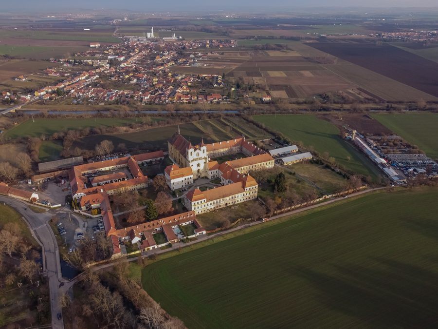 Luftaufnahme der Rajhrader Abtei in Rajhrad, Tschechien