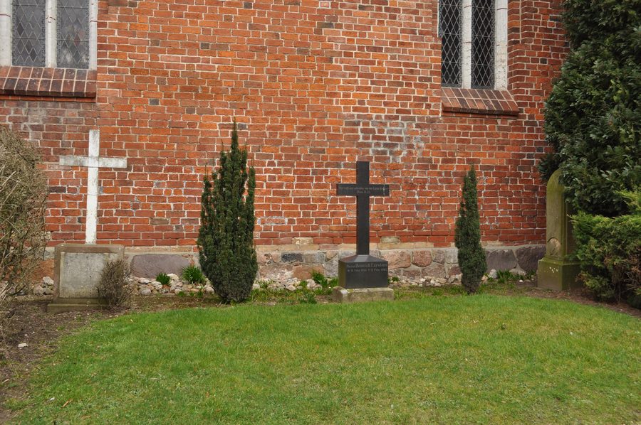 Historische Grabsteine an der Kirche in Karby