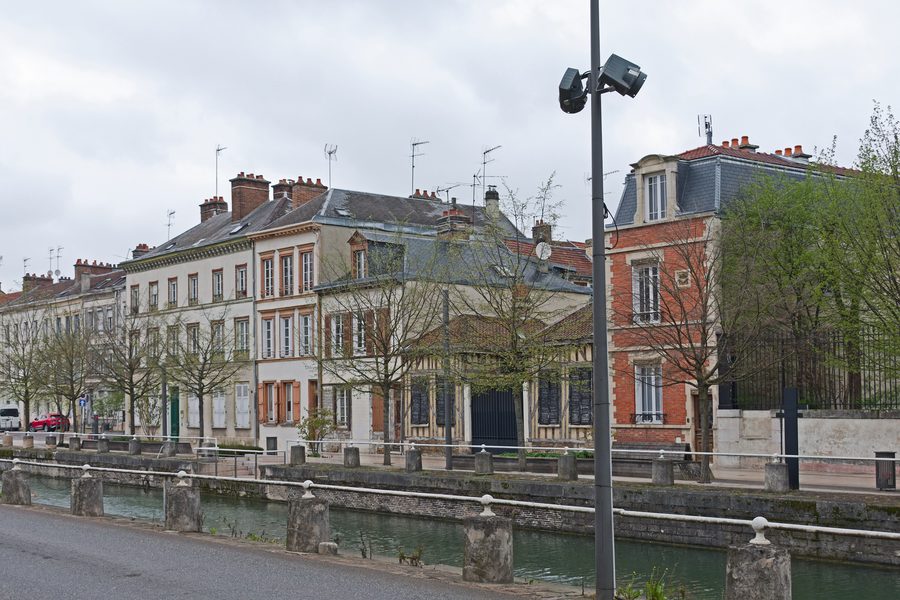 Edifici storici lungo il Quai des Comtes de Champagne a Troyes, Aube, Francia
