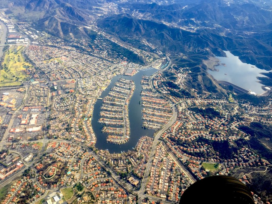 Vista aerea del Westlake Lake e del paesaggio circostante di Westlake Village in California