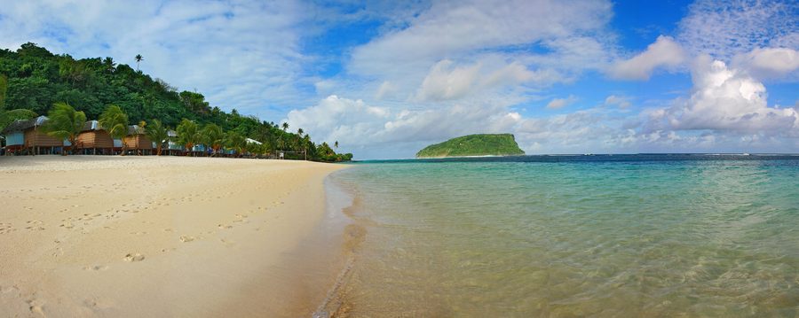 Panoramaaufnahme von Lalomanu Beach auf Upolu mit Blick auf die vorgelagerte Insel Nu'utele