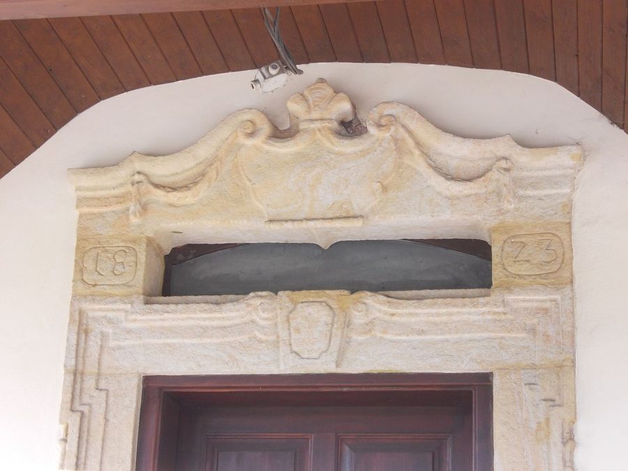 Portal eines historischen Gehöfts in Kumburský Újezd bei Nová Paka