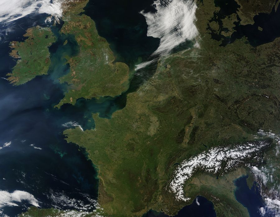 Immagine satellitare dell’Europa occidentale con bande nuvolose sopra terra e mare.