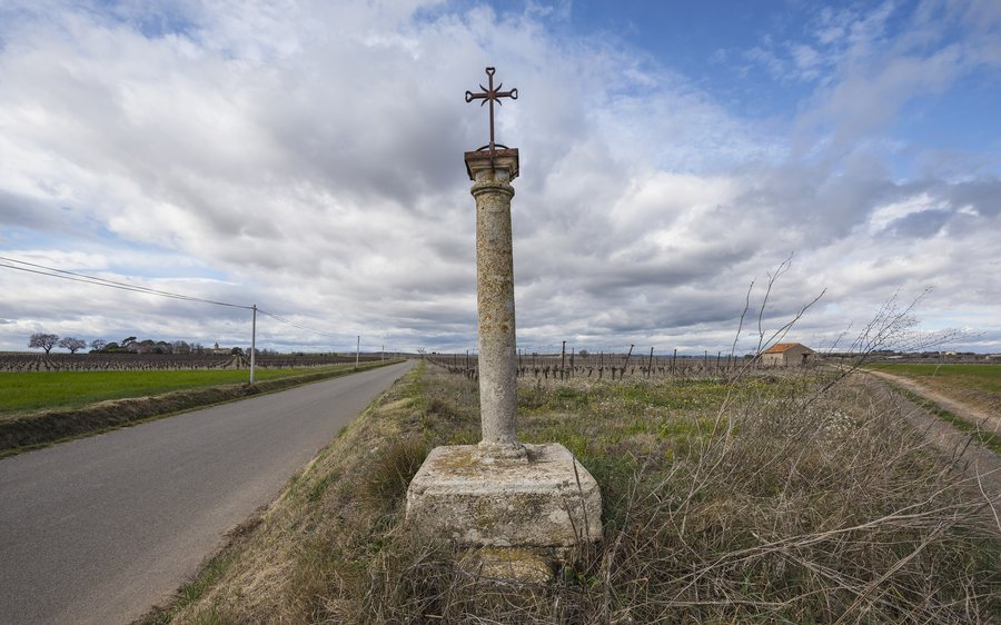 File:Christian cross near Saint-Thibéry cf01.jpg