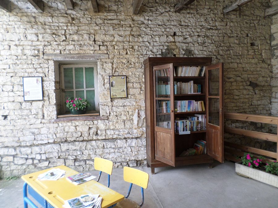 File:Dampierre-sur-Boutonne - Rue de la Poste - boîte à livres.jpg